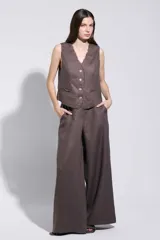 Pantalón marrón de corte ancho, estilo palazzo, confeccionado en tejido con textura, con bolsillos laterales.