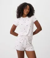 Short de pijama de poliéster color rosado con estampado de pequeños corazones oscuros, cintura elastizada con botones frontales decorativos y terminación de encaje en los bajos.