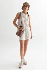 Short de lino a cuadros color beige y blanco, con cintura elastizada y lazo ajustable.