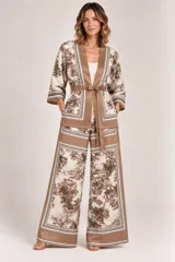 Kimono de seda liviano con estampa estilo toile de Jouy en tonos marrones y beige, con detalles de guardas geométricas, mangas tres cuartos anchas, bolsillos laterales y lazo para ajustar en la cintura.