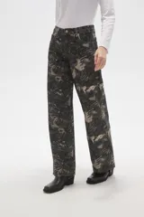 Pantalon de jean de corte ancho y tiro bajo, con estampado abstracto en tonos oscuros.