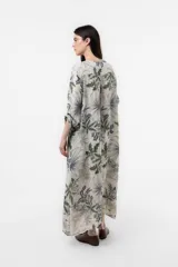 Vestido largo de calce relajado color verde militar, con estampado botánico, escote en V y mangas amplias.