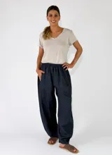 Pantalon azul marino de lino con diseño de rayas diplomáticas, corte holgado y cintura elástica fruncida.