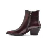 Bota texana de cuero color bordó con acabado brillante, elásticos laterales en tono a juego con costuras en contraste y taco cuadrado de madera.