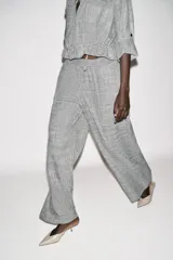 Pantalón de tiro alto color gris jaspeado, con cintura elástica y pernera ancha.