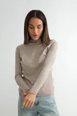 Polera de tejido de punto fino color bordó, con cuello alto y mangas largas.