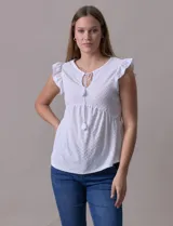 Blusa calada color celeste, marca Madden Girl. Cuello a la base, escote en V y lazo de ajuste. Sisa con volado.