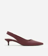 Zapato slingback de cuero color bordó, con diseño elegante, puntera fina y taco bajo tipo kitten heel. Cuenta con tira trasera elástica para mayor comodidad y ajuste.