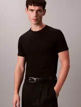 Remera de manga corta Calvin Klein confeccionada en tejido liquid stretch de algodón con elastano. Presenta cuello redondo y logo de la marca sutilmente bordado en el pecho.