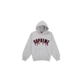 Hoodie Supreme Ghostface Arc color gris melange, con capucha ajustable y bolsillo delantero tipo canguro. Presenta un aplique bordado con el nombre de la marca en estilo gótico con efecto de goteo en color negro con borde rojo.
