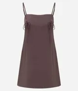 Vestido corto de Blue Steel confeccionado en viscosa, con diseño suelto, escote cuadrado y breteles finos que se ajustan con lazo en la espalda.