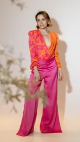 Pantalón palazzo de satén color fucsia.