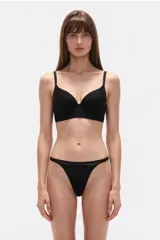 Tanga de encaje negro con diseño semitransparente y tiras finas en los laterales.
