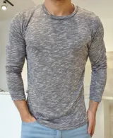 Buzo fino de manga larga con efecto jaspeado en color gris, con cuello redondo y diseño ajustado.