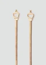 Cinturón fino de metal dorado con diseño de cadena de eslabones elásticos y cierre de hebilla metálica con forma de estribo.