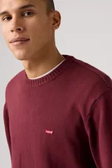 Sweater de punto color bordó, con cuello redondo, manga larga y puños y dobladillo acanalados. Incluye una pequeña etiqueta roja con el logo de Levi's en el pecho.