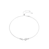 Colgante ajustable bañado en rodio con diseño de inspiración cósmica, decorado con circonitas y perlas de cristal de distintos tamaños.