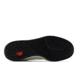 Championes New Balance 440 blancos con detalles en negro y suela color crema. Fabricados en malla y gamuza.