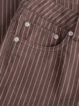 Pantalón wide leg marrón de tiro medio con diseño de rayas diplomáticas verticales blancas.