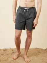 Short de baño tipo volley color gris oscuro, con cintura elástica y cordón ajustable. Presenta un diseño liso con costuras reforzadas.