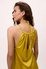 Vestido corto azul de satén con cuello halter y abertura en el pecho.