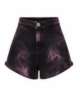 Short de jean tiro alto y calce amplio, confeccionado en denim con lavado negro y desgastes en tono rosa. Presenta recortes curvos en el frente y botón metálico personalizado.