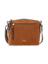Cartera bandolera de cuero gamuza marrón camel, con detalles de cuero liso a contratono, bolsillo exterior con cierre y logo metálico dorado de la marca. Cuenta con correa regulable.
