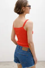Top de punto calado color azul, sin mangas, con escote redondo y tirantes anchos.