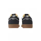 Championes New Balance NM508RDO color crema con detalles en negro y suela marrón.