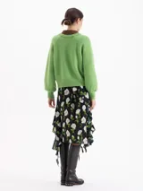 Sweater de tejido de punto color verde, con cuello redondo, mangas largas con hombros caídos y puños acanalados. Presenta un diseño de textura sutil en el frente.