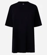 Remera de algodón color marrón óxido, de corte oversized, cuello redondo y manga corta.