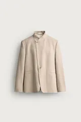 Blazer de corte relaxed fit confeccionado en tejido de lino y algodón de origen italiano. Presenta cuello mao, cierre cruzado con botones, bolsillos de vivo en la cadera y manga larga.