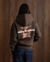 Hoodie de algodón color marrón con capucha y estampado gráfico en la espalda que incluye texto y logo de la marca.