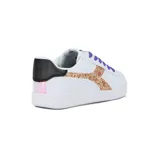 Zapatilla urbana de caña baja Diadora, color blanco, con logo lateral en glitter color cobre y cordones morados. Presenta detalles en negro en el talón.