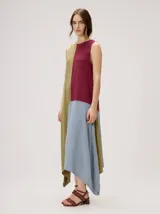 Vestido midi de lino con diseño geométrico en bloques de color negro, marrón y beige, cuello redondo, sin mangas y dobladillo asimétrico en punta.