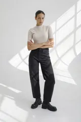 Pantalón de jean negro de corte recto y tiro alto, con diseño clásico de cinco bolsillos.