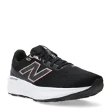 Championes de running New Balance modelo Fresh Foam 520 para mujer. Presentan un diseño en color negro con detalles en tono rosado metalizado en el logo lateral y la lengüeta. Cuentan con una entresuela blanca con tecnología Fresh Foam para mayor amortiguación y suela de goma negra.