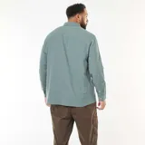 Camisa oxford de corte recto y color verde, con cuello camisero abotonado, mangas largas y cierre frontal de botones.