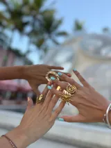 Anillo dorado de aleación con forma irregular y tamaño ajustable.