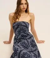 Vestido largo strapless de tricolina con estampado paisley en tonos azul marino y blanco.