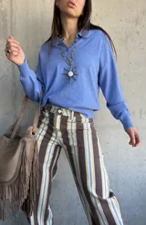 Sweater de punto celeste con cuello polo, cierre frontal parcial con botones y textura geométrica tipo rombos.