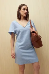 Vestido corto negro con escote en V y mangas cortas con volados.