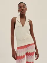 Pantalón tejido con diseño de ondas en tres colores: lila, azul y negro. Presenta pequeños calados en líneas verticales y cintura elastizada.