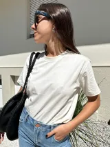 Remera color crudo de corte recto y mangas cortas.