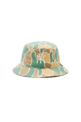 Gorro tipo bucket con estampado de camuflaje en tonos verdes y beige, con el logo de los New York Yankees bordado en el frente.