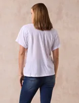 Remera blanca de lino con mangas cortas y fruncido en los hombros.
