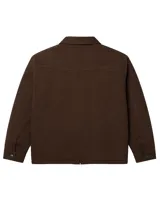 Chaqueta de estilo utilitario color marrón, con cierre frontal completo, cuello camisero, dos bolsillos frontales tipo parche y un bolsillo pequeño con cierre en el pecho. Presenta un bordado decorativo en el pecho y puños con botones.