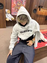 Hoodie gris jaspeado con capucha, bolsillo frontal tipo canguro y estampado gráfico en el pecho con la marca ittaistars.