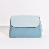 Bandolera celeste con solapa y tachas plateadas.