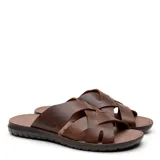 Sandalias de cuero marrón para hombre, con diseño de tiras cruzadas y suela plana con textura.
